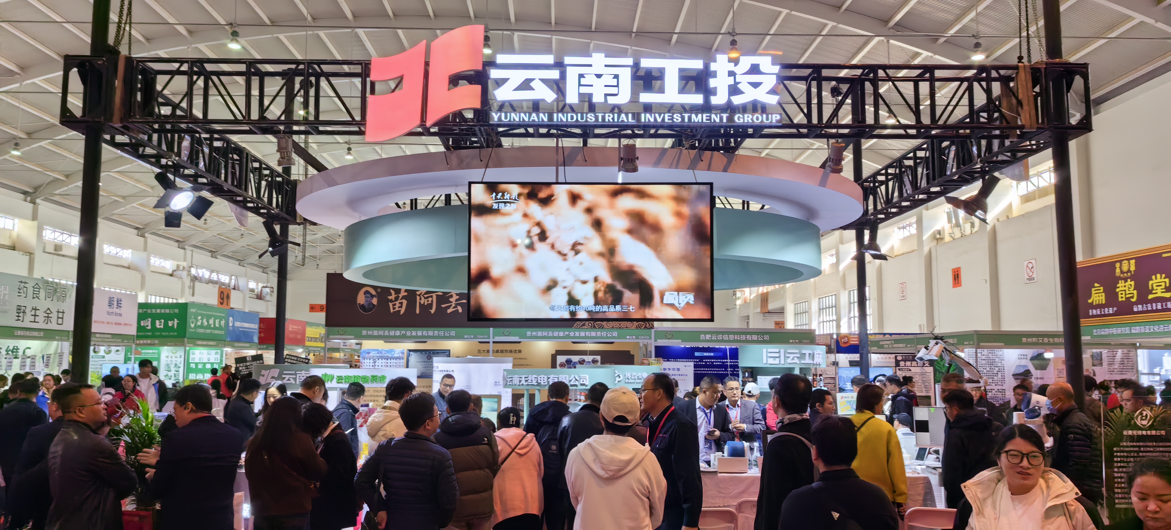 人们在看台上的人群 中度可信度描述已自动生成