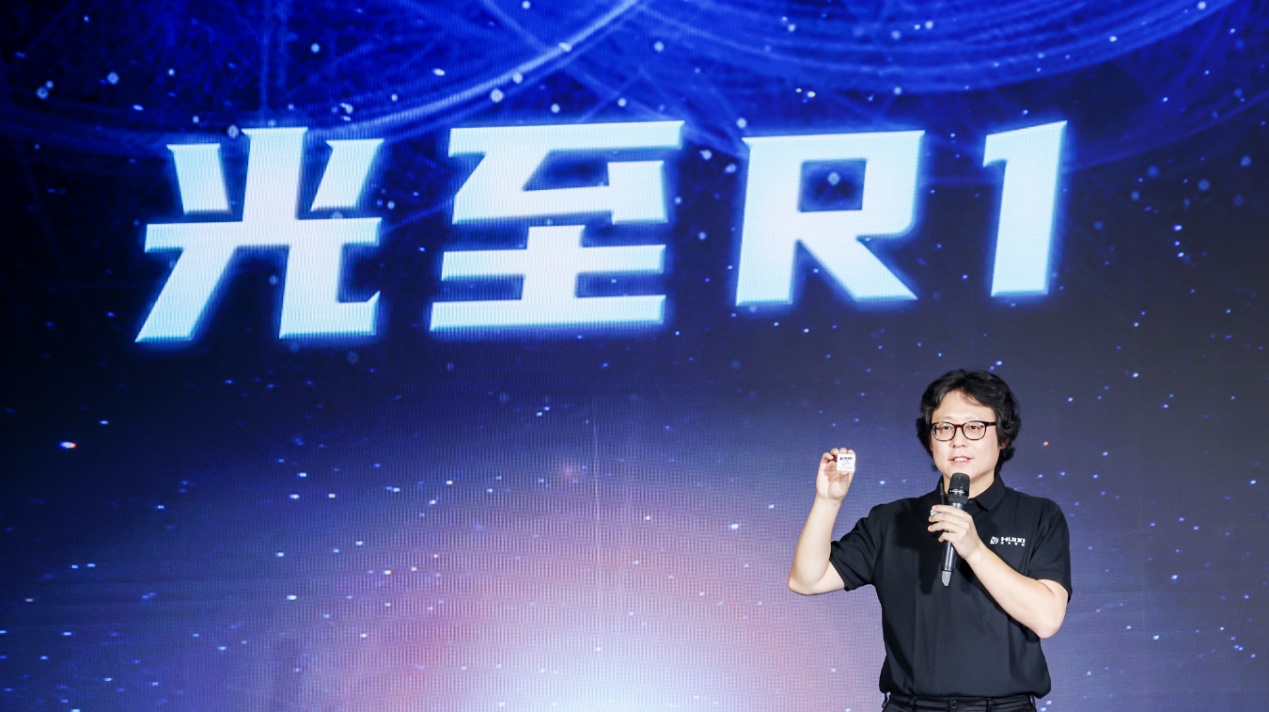 男人的照片上写着字 描述已自动生成