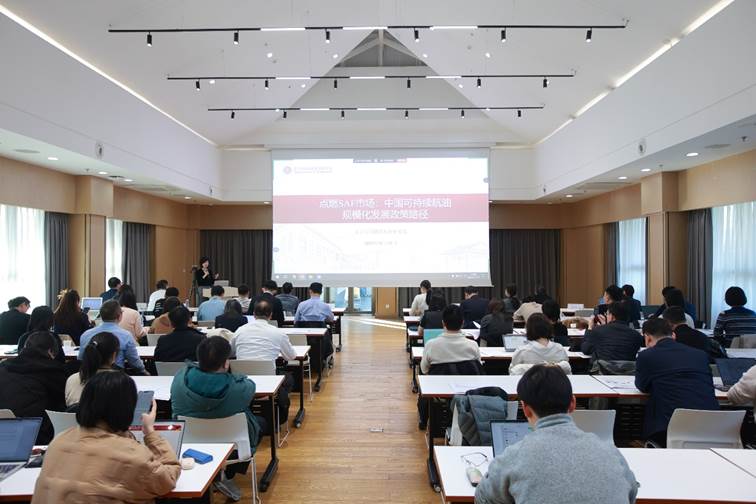 A group of people in a roomAI-generated content may be incorrect.