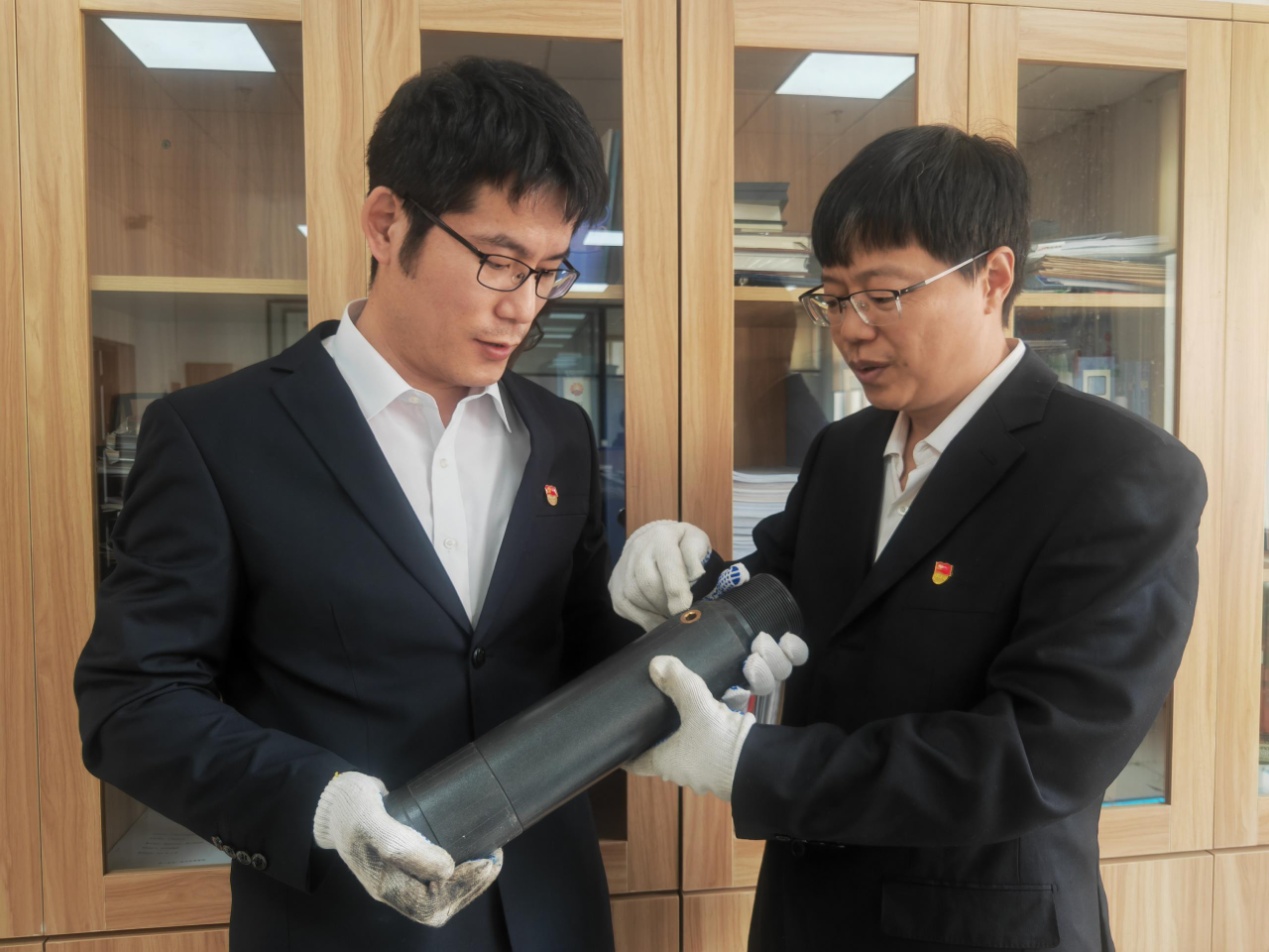 E:\2024年\共青团\2023年厂金牌师徒\注采工艺室师傅:张建 徒弟:高书斌\工作照-1.jpg