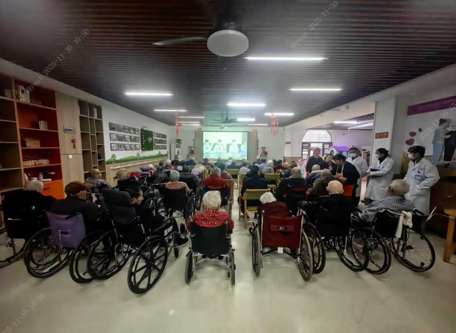 房间里有许多自行车描述已自动生成