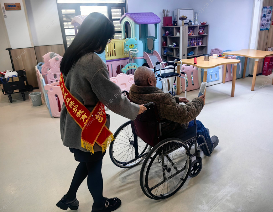 人站在自行车后面描述已自动生成