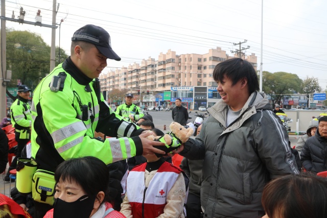 漯河市举办122“全国交通安全日”暨美丽乡村行交通安全巡回宣讲活动