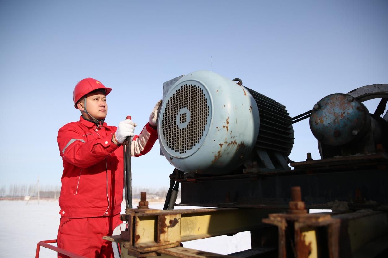 2图说红色网格网格长正在生产现场操作设备