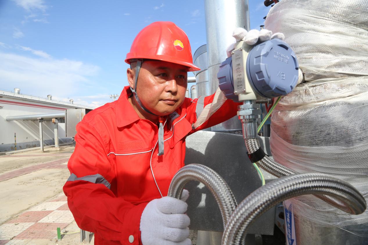 图为头台公司第四作业区员工正在观察生产参数
