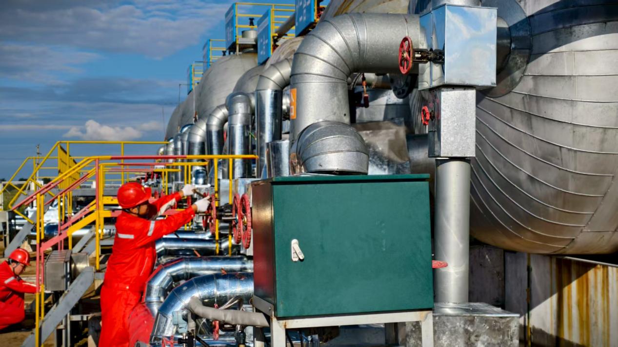 图说头台公司员工正在调整二合一加热炉液位