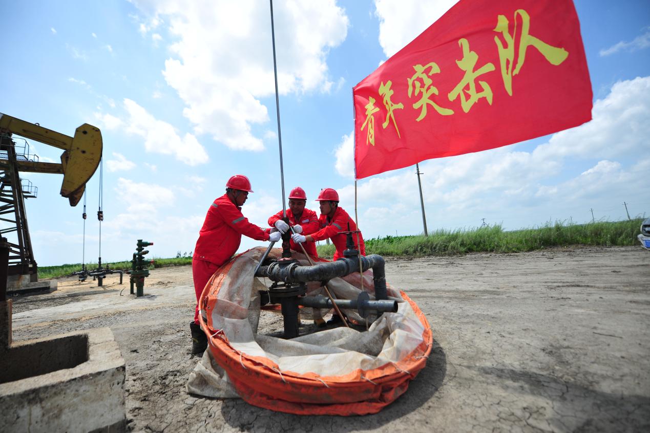 图说头台公司青年突击队正在为汛期准备铺设拦油网