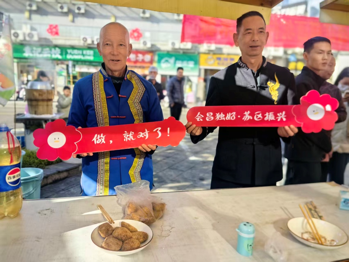 图片包含 人, 桌子, 食物, 男人AI 生成的内容可能不正确。