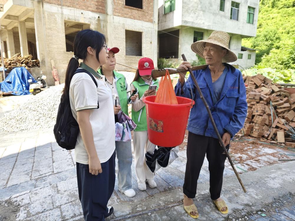 黔农遗韵实践队+8.16+銮里村+了解农业发展问题