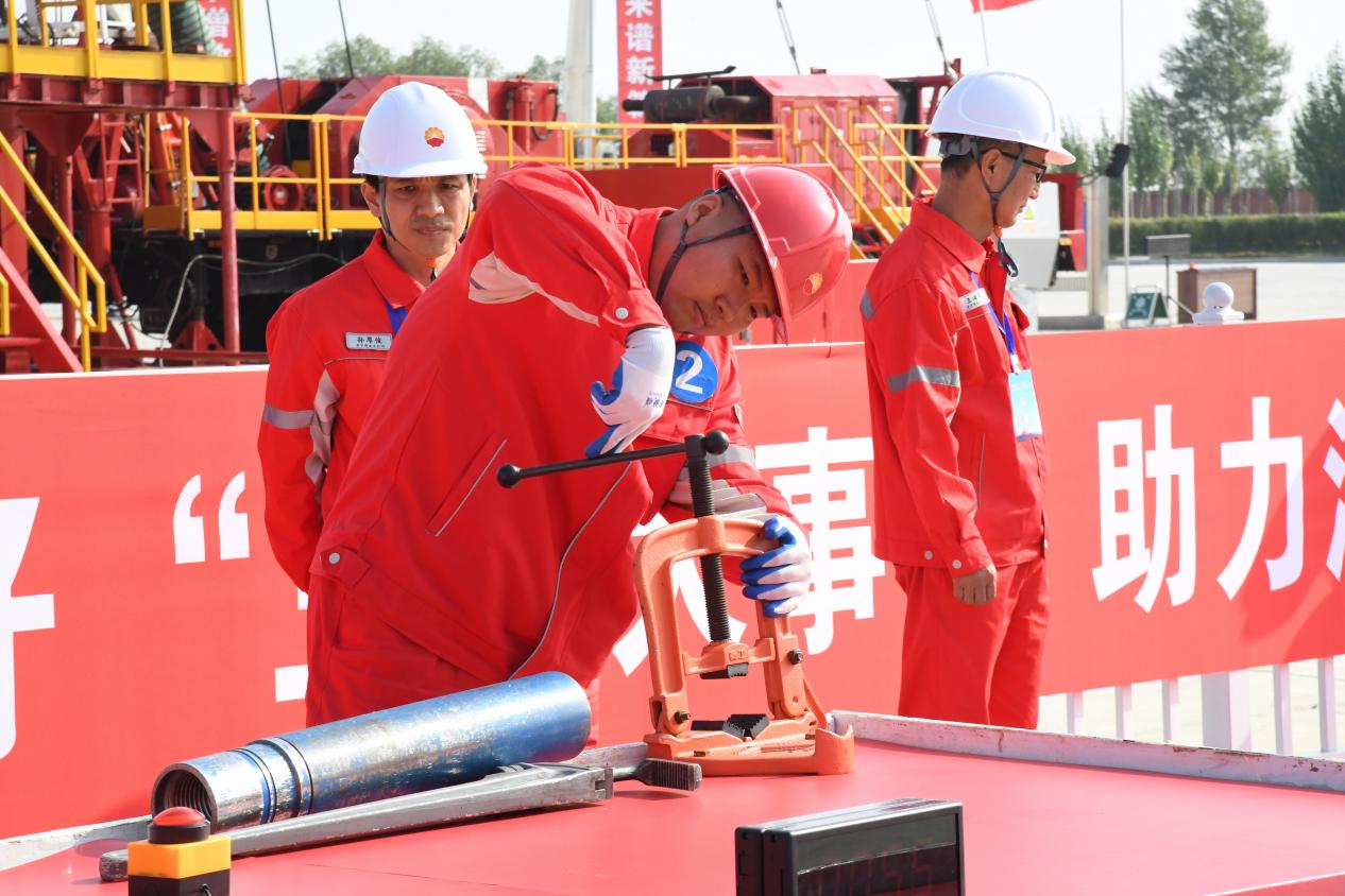 图为青年员工参加技能竞赛