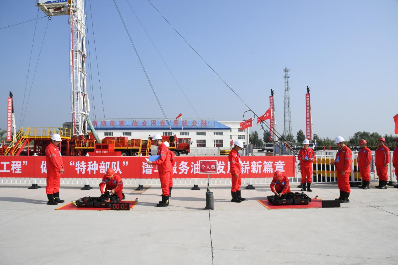 图为青年员工参加技能竞赛2