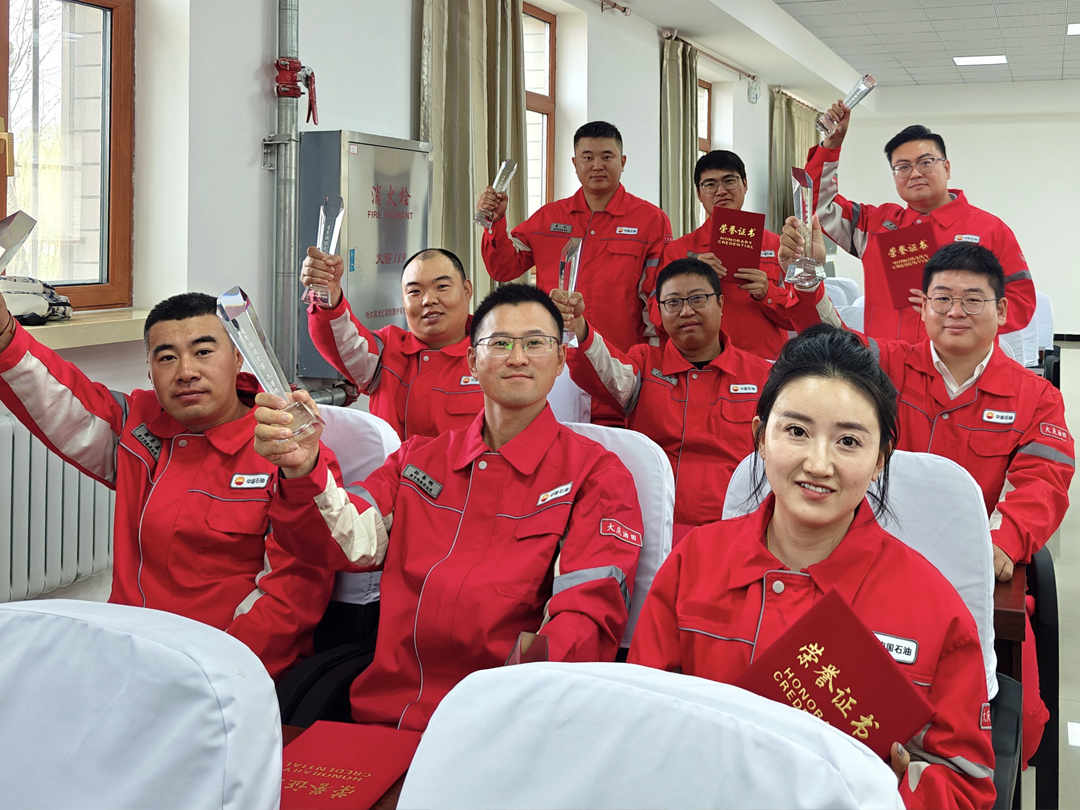 图为员工参加青年演说大赛分享获奖喜悦