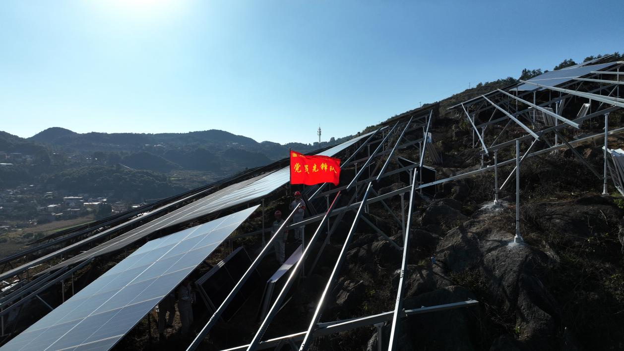 2025年11月25日，大唐云南滇东新能源事业部工程建设党员突击队开展现场工作