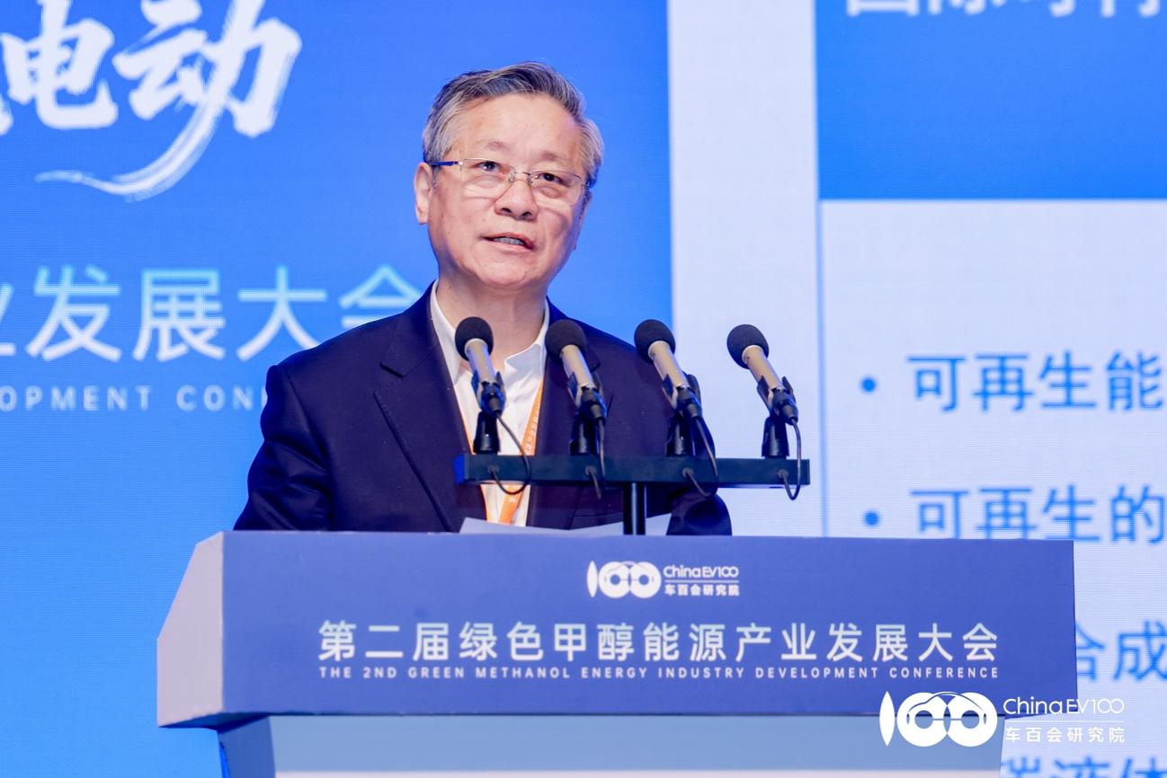 人的照片上写着字描述已自动生成