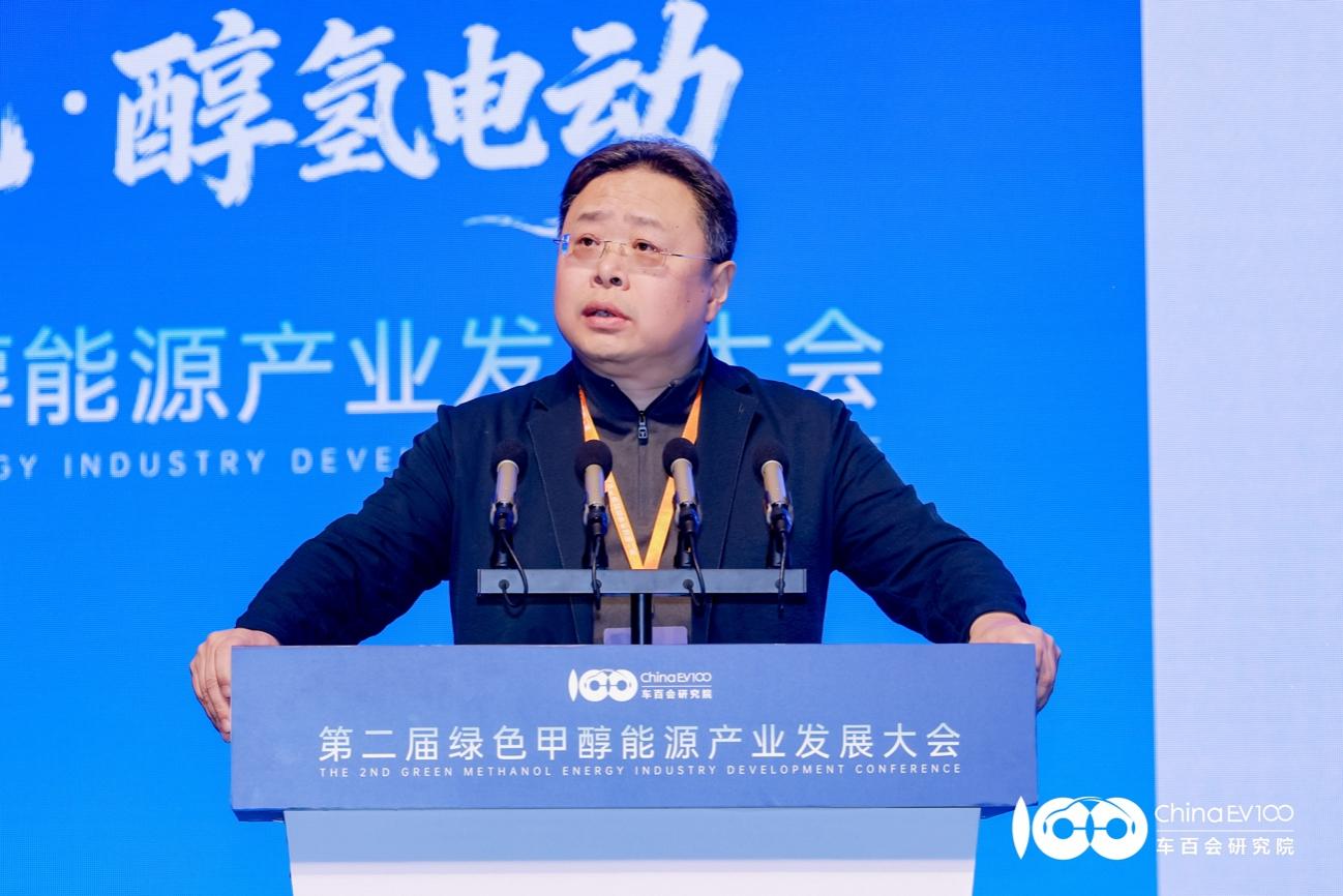 人的照片上写着字描述已自动生成