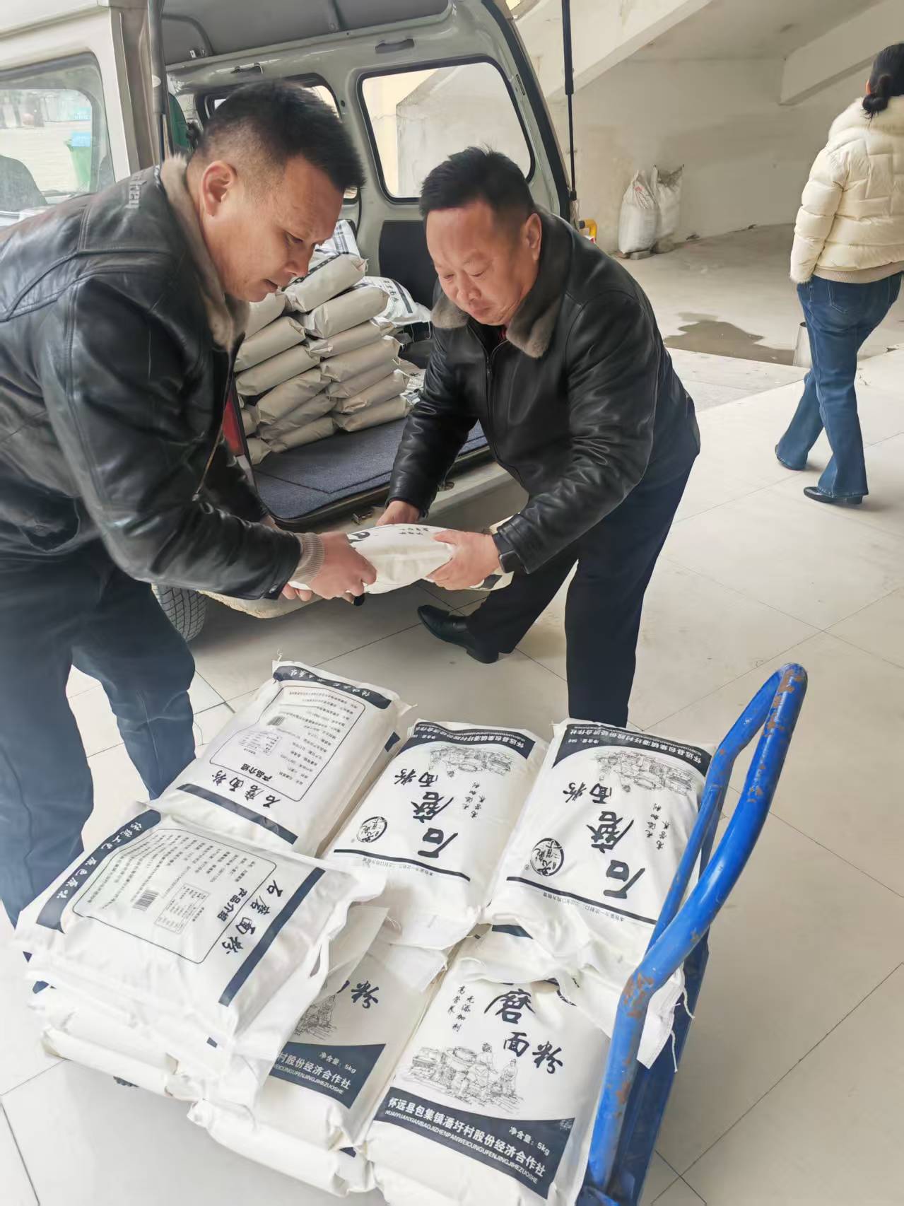 为县政府机关单位配送“老潘圩”石磨面粉