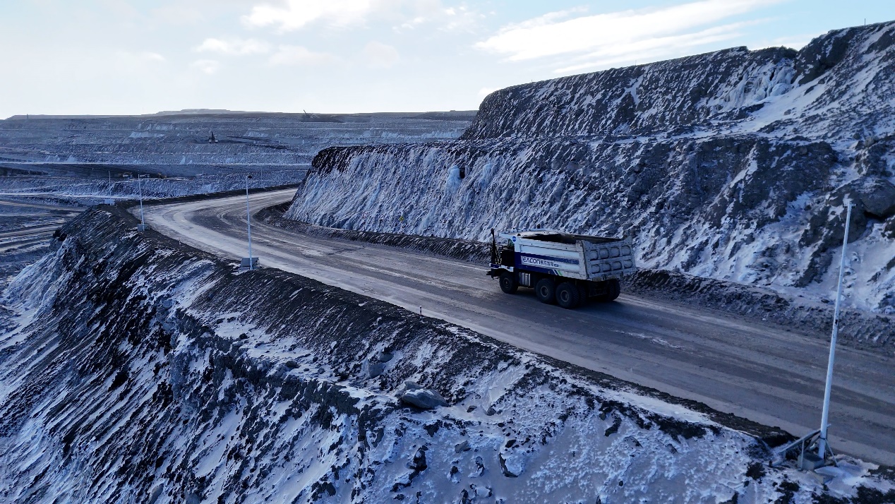雪地远处有山AI 生成的内容可能不正确。