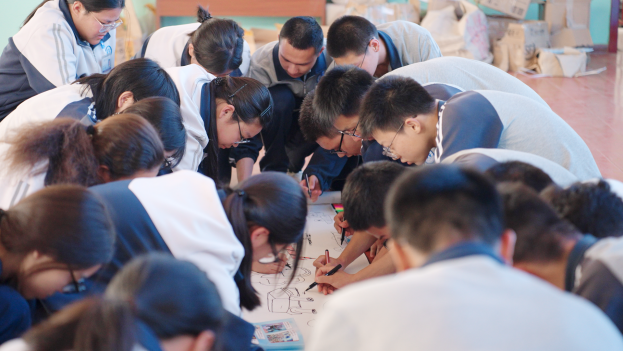 边疆少年在纸上描绘心中的汽车梦1