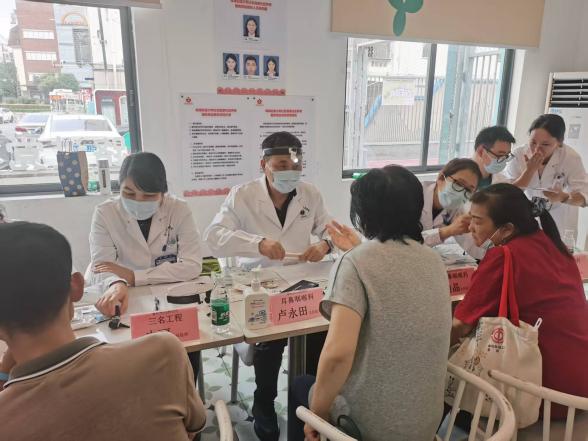 10月10日深圳市第二人民医院龙华医院「五官健康义诊」走进社区，豪华阵容：三名工程史丽教授亲诊，耳鼻咽喉科领衔，眼科、口腔科专家一起坐镇！‘ (1)