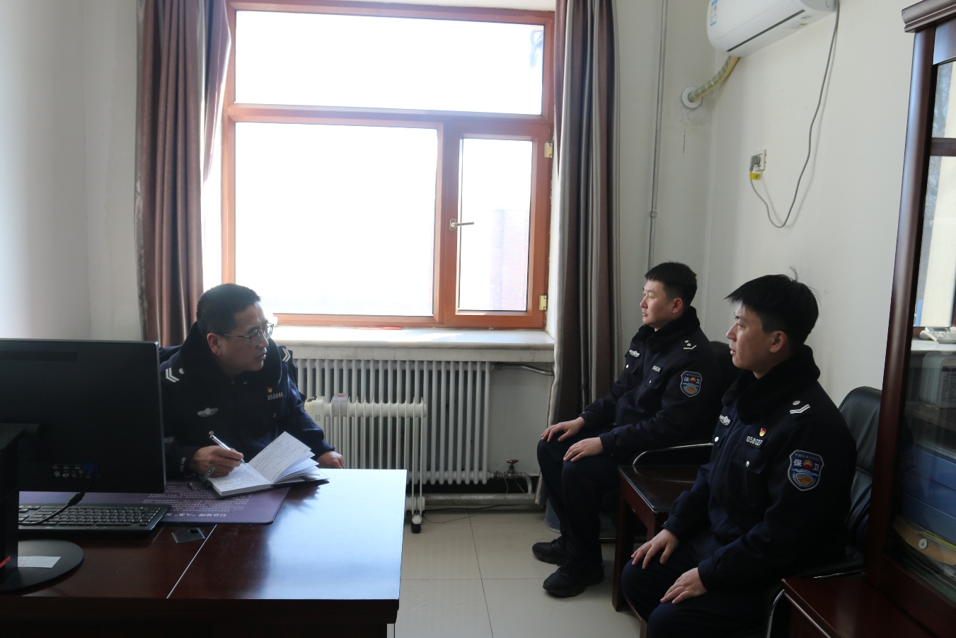 图片包含 窗户, 室内, 人, 笔记本AI 生成的内容可能不正确。