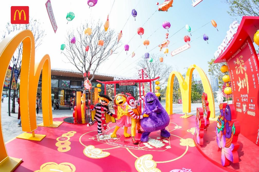 图片包含 桌子, 生日, 年轻, 华美AI 生成的内容可能不正确。