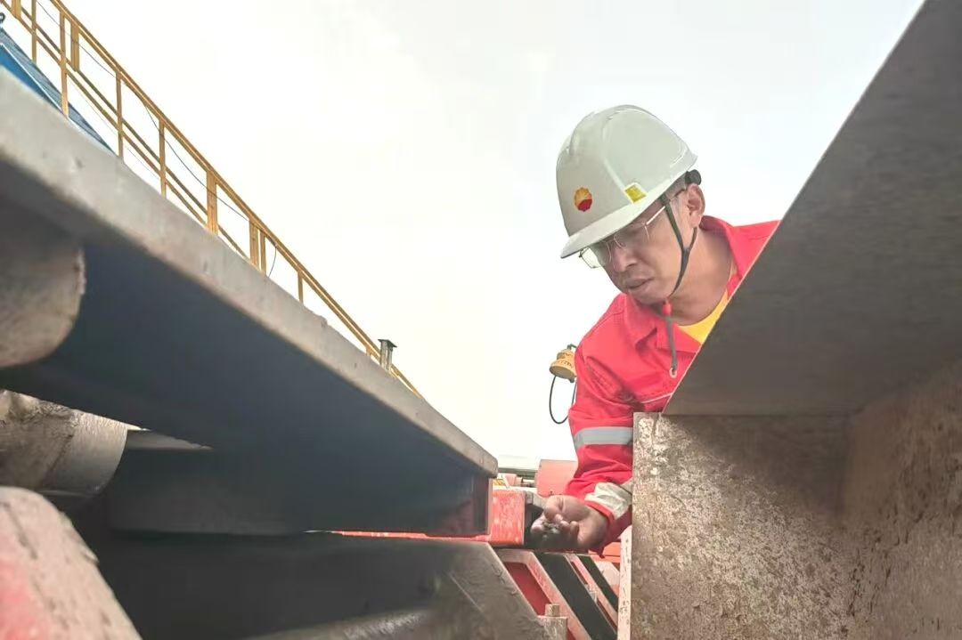 男人戴着帽子AI 生成的内容可能不正确。