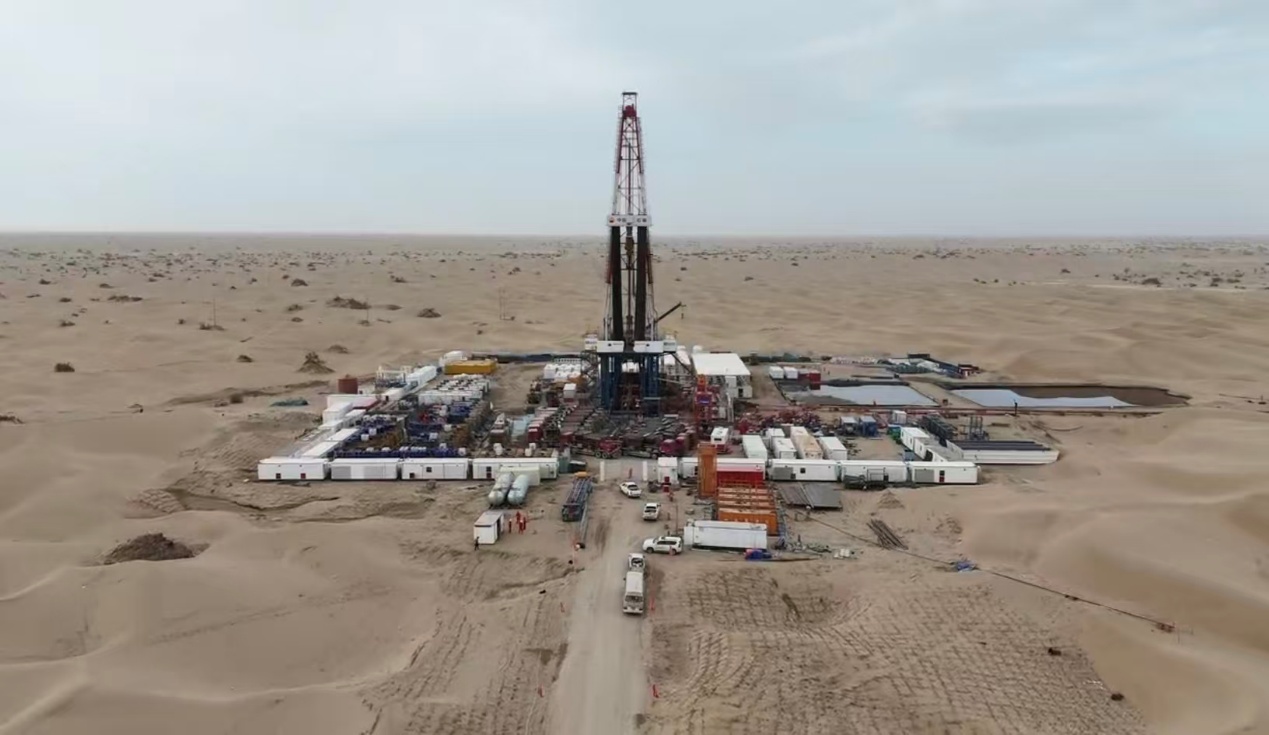 沙滩上有艘船AI 生成的内容可能不正确。