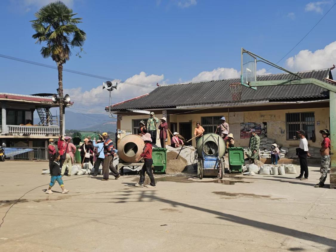 20260119+娜朋副书记与群众+班哲四组+修补破损道路