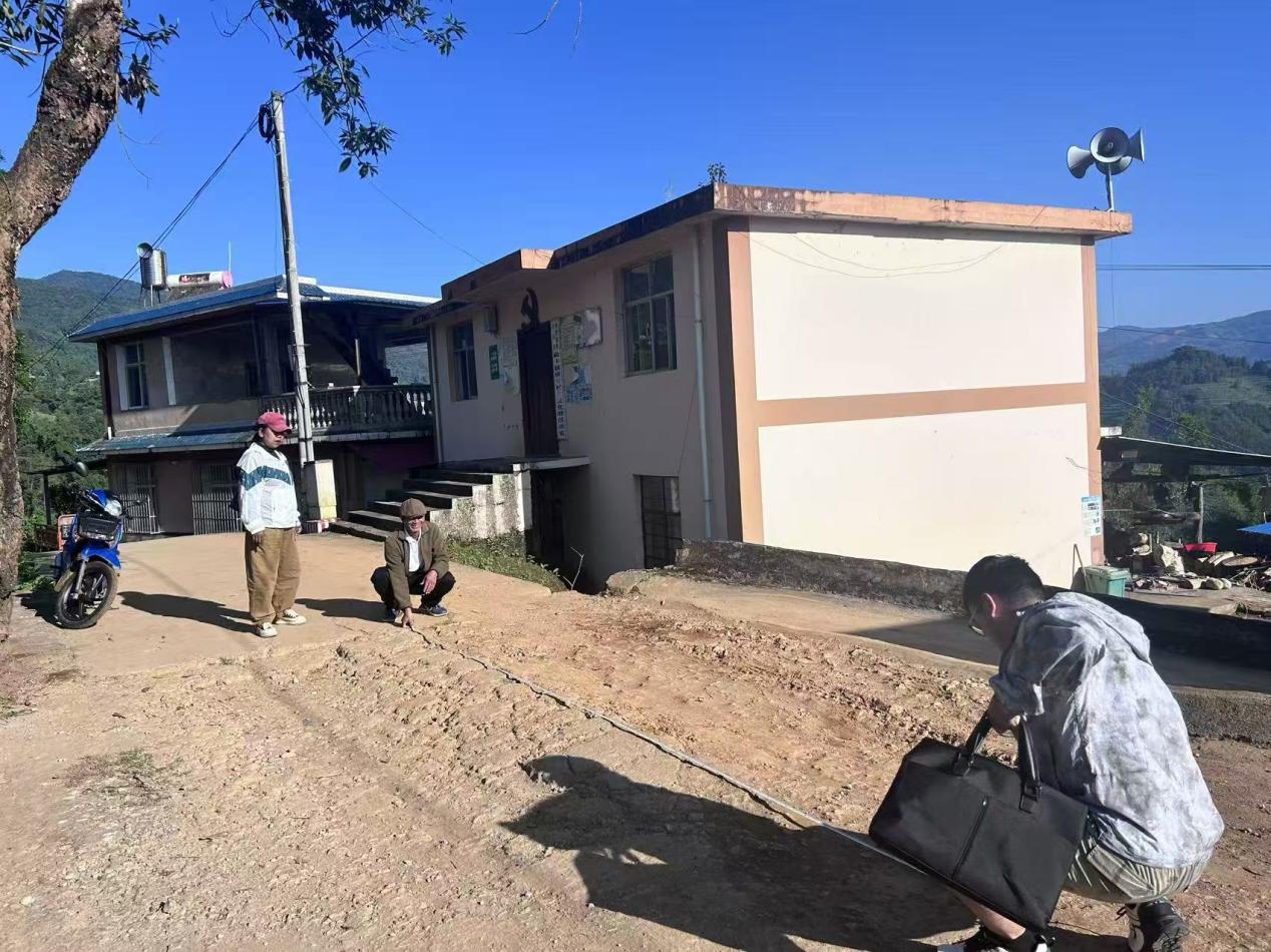 20260102驻村工作队入户走访过程中测量破碎道路