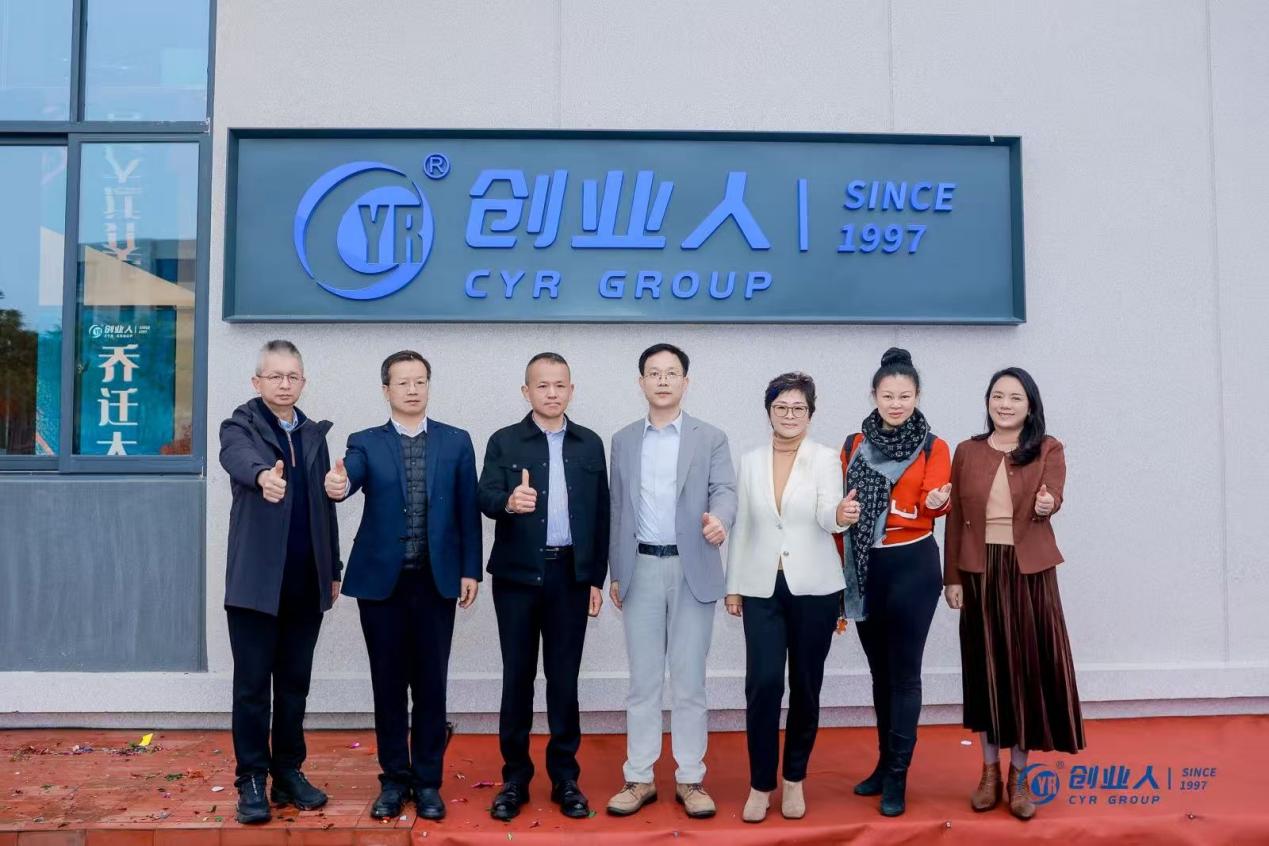 一群人站在门前描述已自动生成