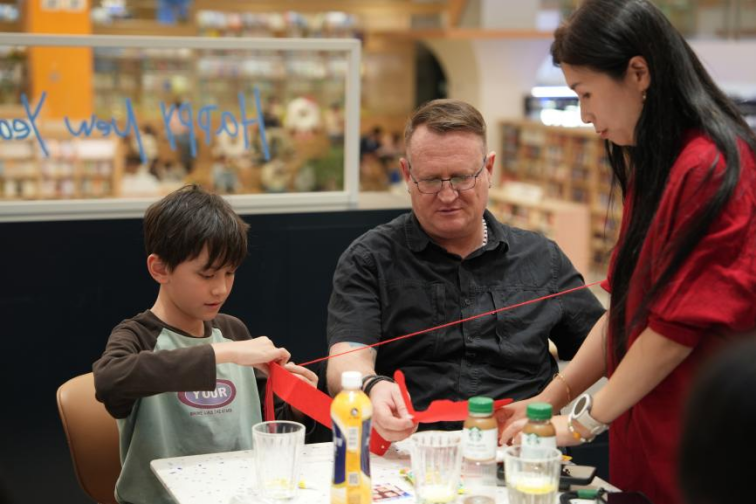 益文书局“益起看世界”邀中外亲子家庭共度新春847