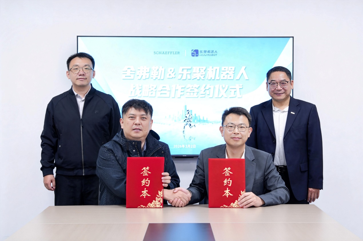 一群男人和女人站在桌子上AI 生成的内容可能不正确。