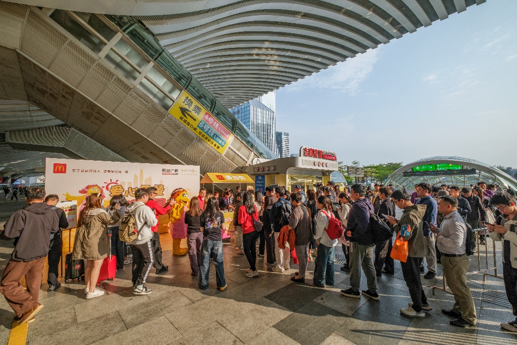 一群人站在雕塑旁AI 生成的内容可能不正确。