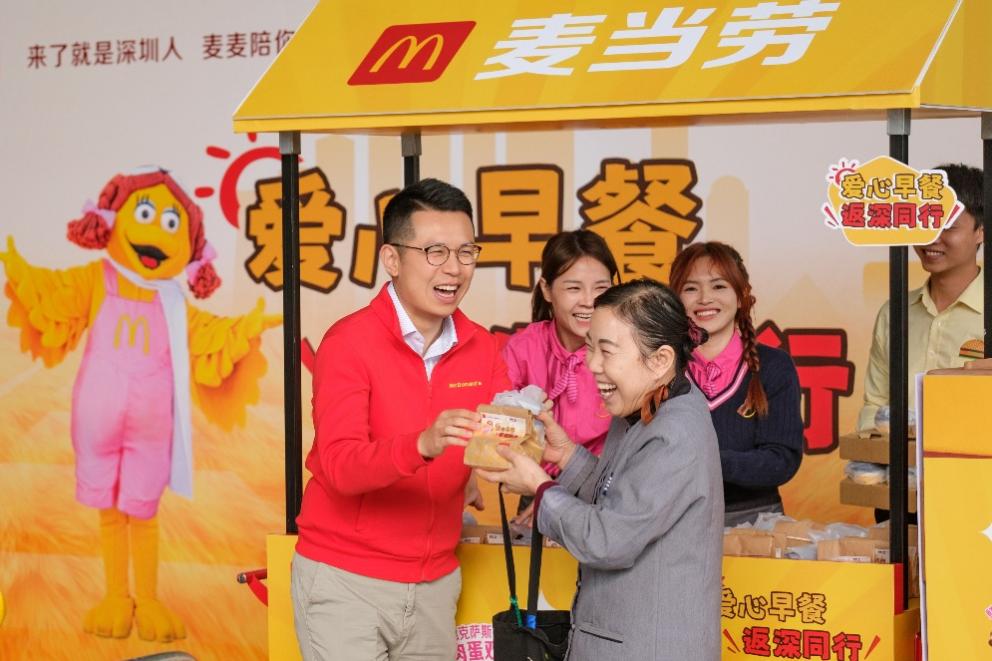 图片包含 人, 站, 标志, 男人AI 生成的内容可能不正确。