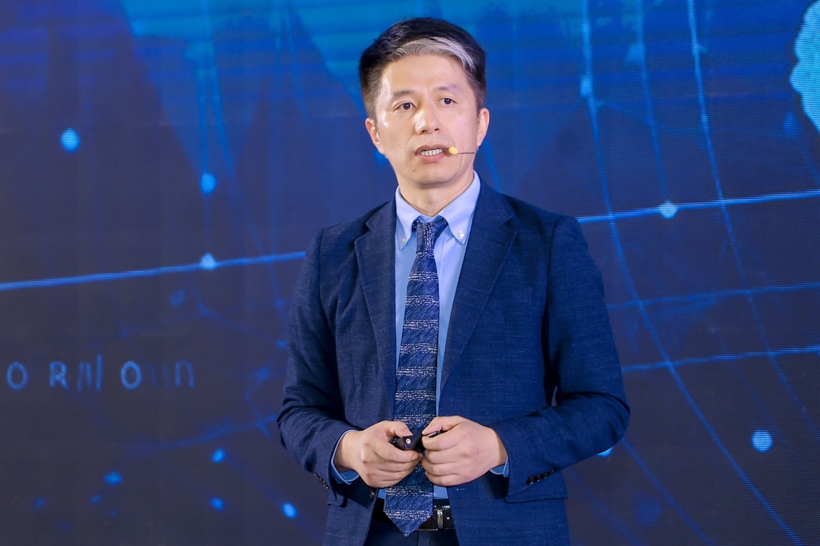 穿着蓝色衣服的男人在舞台上AI 生成的内容可能不正确。