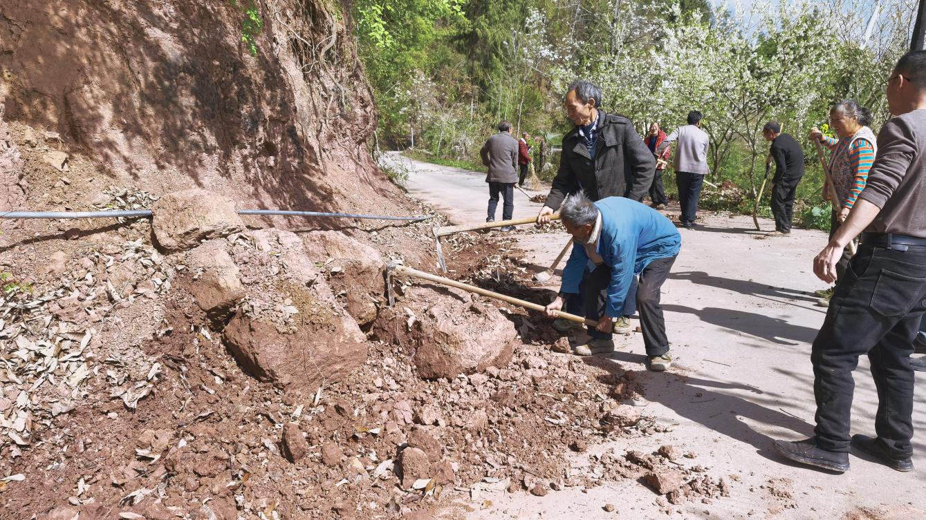 扫帚声里聚民心——四川省巴中市南江县八庙镇楠坪村驻村第一书记邬媛组织村民义务清扫村道侧记
