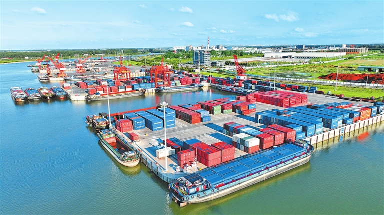 周口中心港范营作业区。张昆鹏 摄