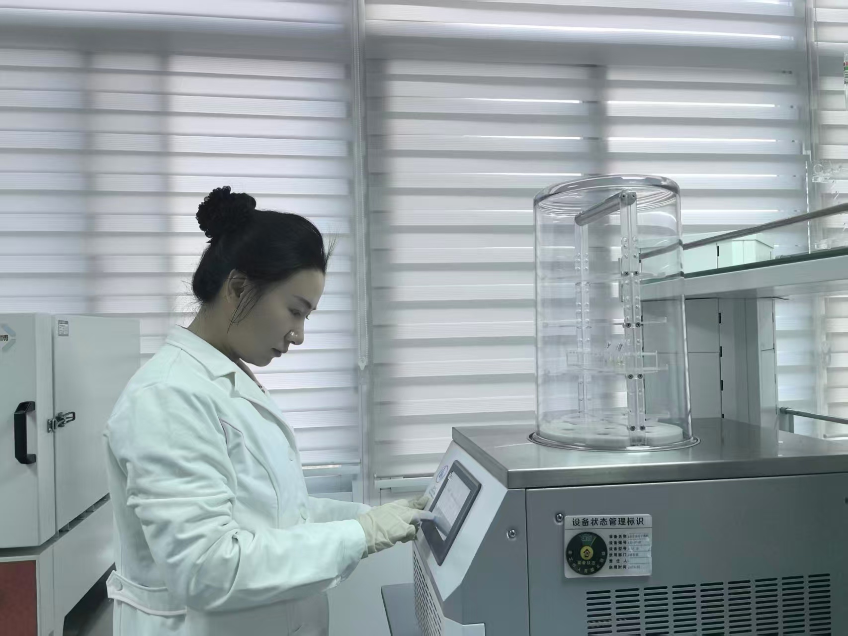 华夏生物研发人员正在进行样品的冻干处理