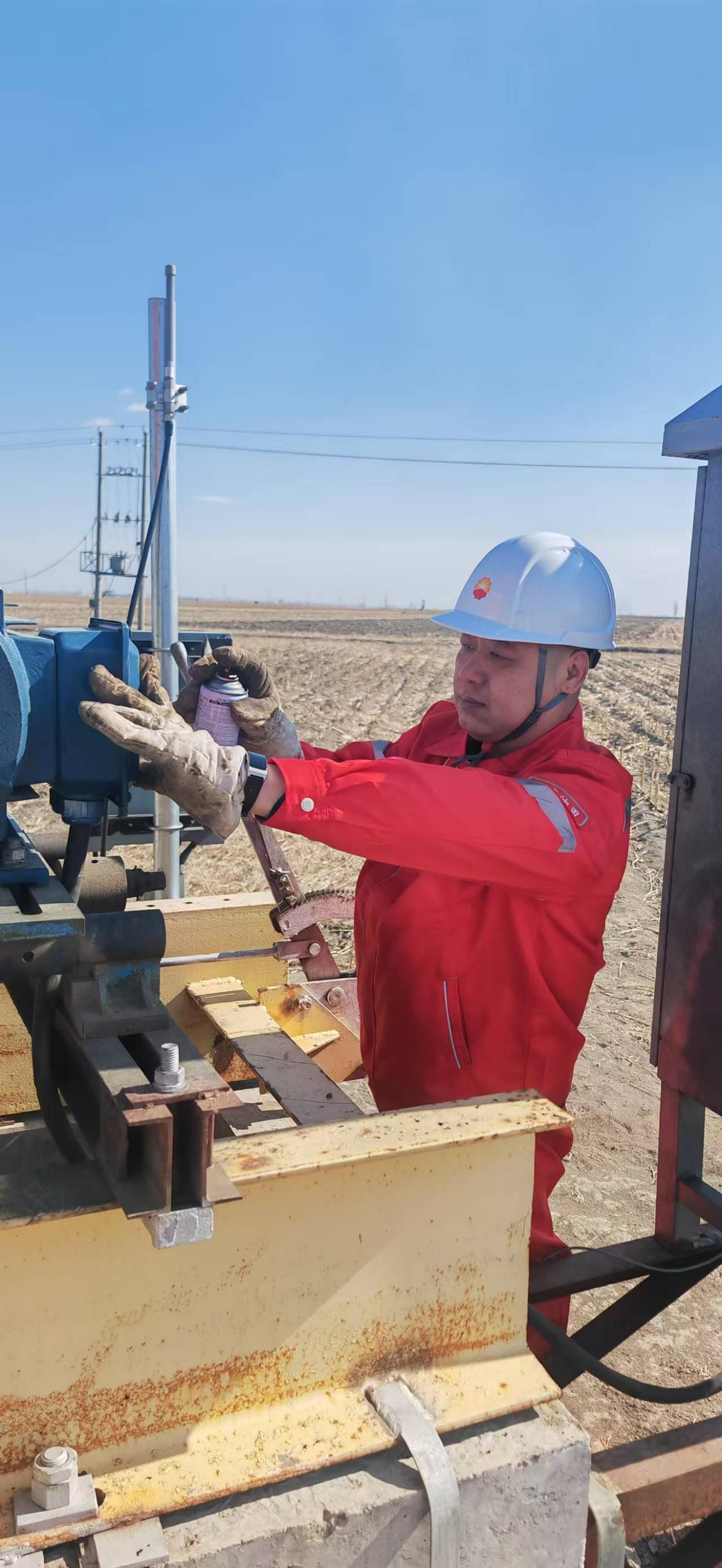 402注采班-李清武（副班长）-给电机喷警示标语