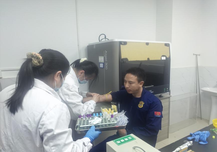 ͼΪ����Ա�������ҽ����Ա���в�Ѫ