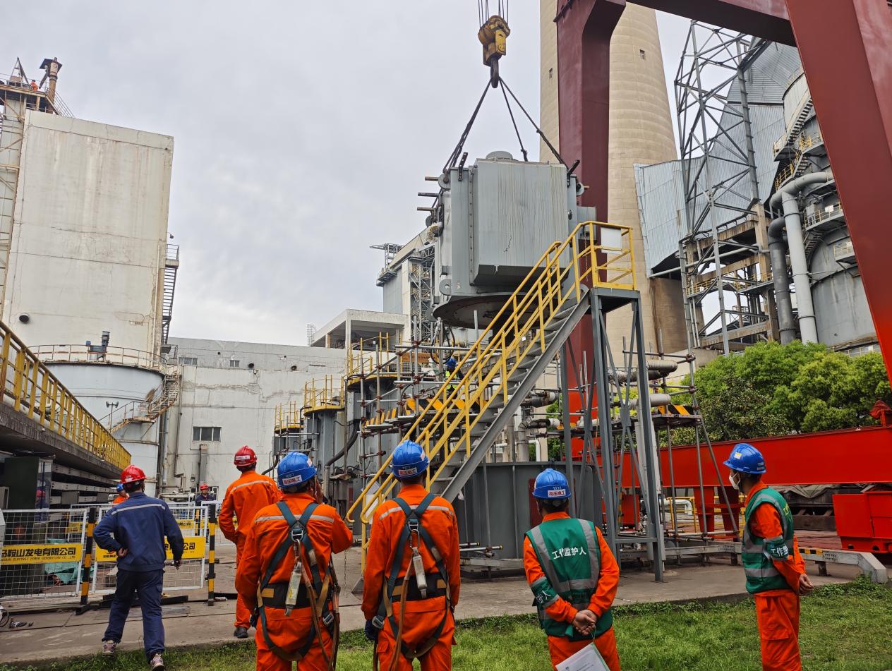 图3：安全起吊4号循环水泵电机(重达30吨)作业现场  胡炜 摄