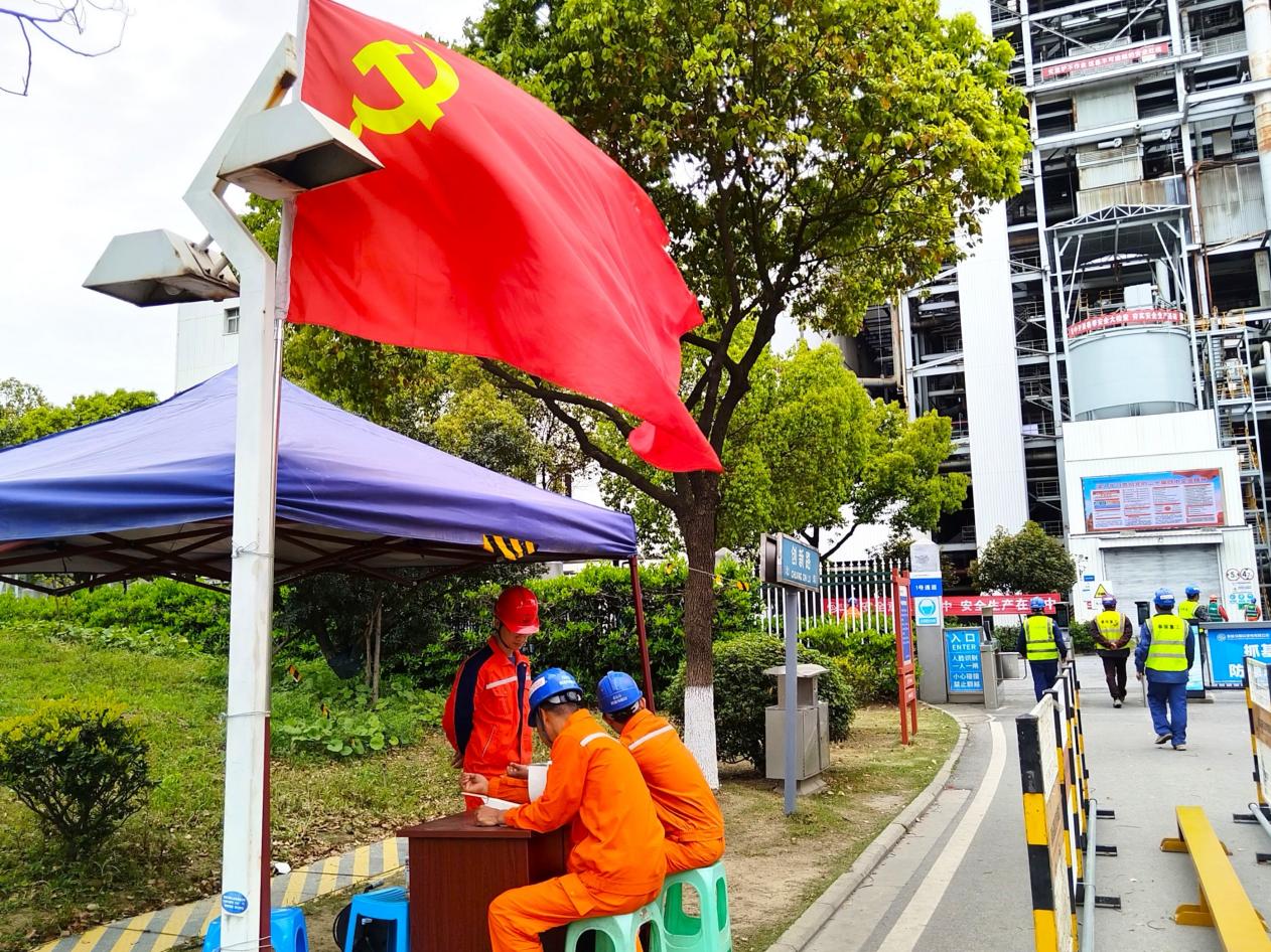 图1：党员示范岗带班督查  刘晶 摄