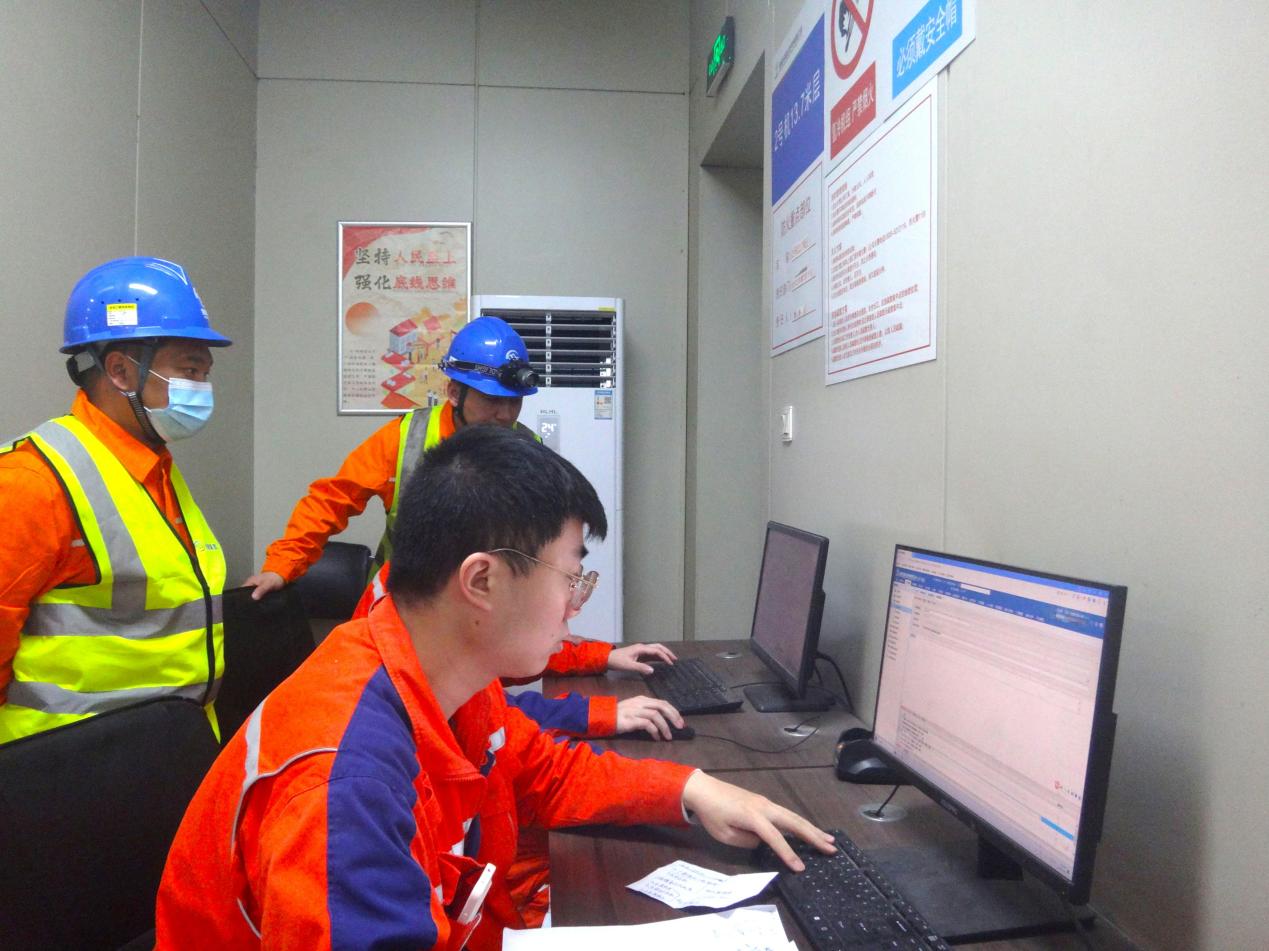 图2：发电集控运行隔离组严肃办票  潘亚涛 摄