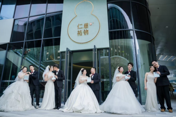 去最美的星空花园结婚吧!湾区之眼设结婚登记户外颁证点,首批新人写下十年情书325