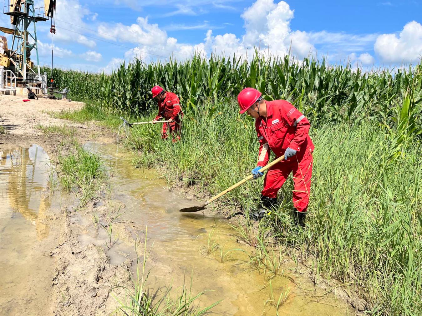 四区测调班在雨后面对路面泥泞积水的情况，‌展现出了高度的责任心和应急处理能力。‌他们迅速组织，‌进行人工淘水，‌以确保水井测调工作能够早日进行。‌这种积极应对的态度，‌不仅体现了他们对工作的认真负责，‌也展示了他们在面对困难时的团结协作精神。‌他们知道，‌险情就是命令，‌需要一鼓作气，‌将雨后损失降到最低，‌保证生产正常运行 (1)