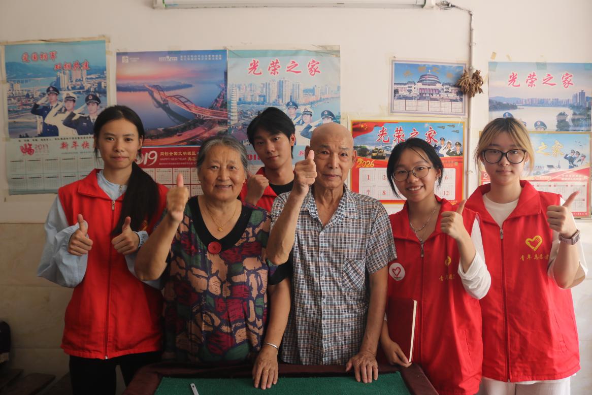 图15:图为采访退伍海军尹老