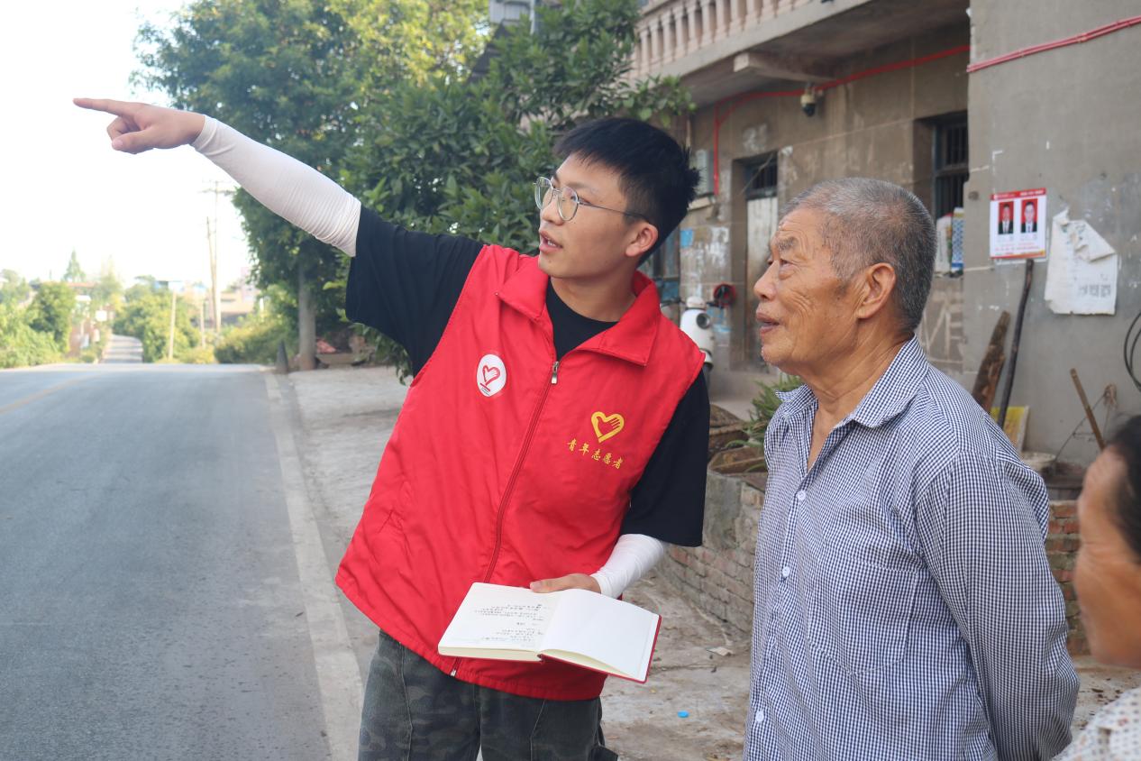图6:促进团成员采访周边居民