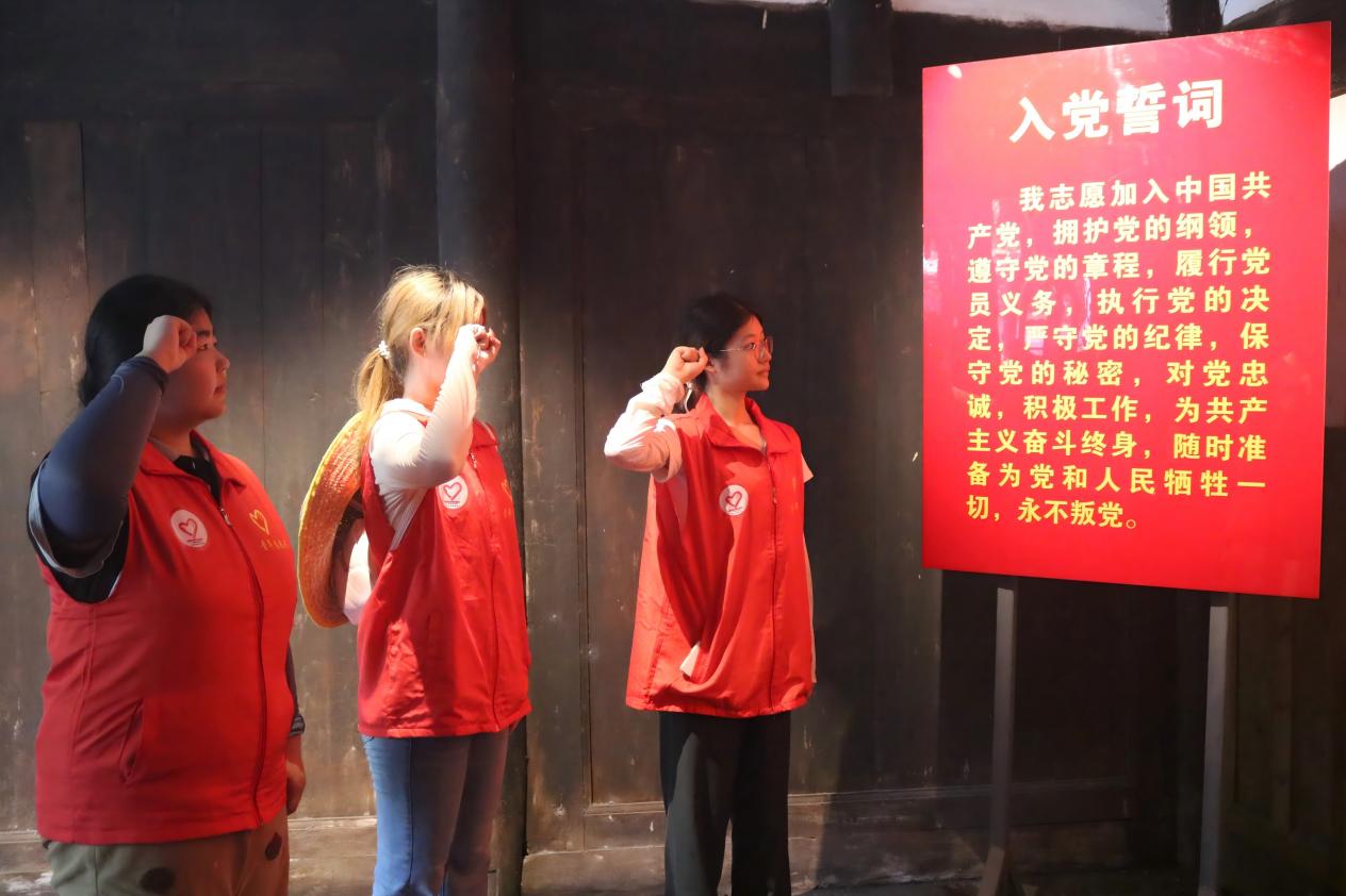 图5:促进团成员代表宣誓