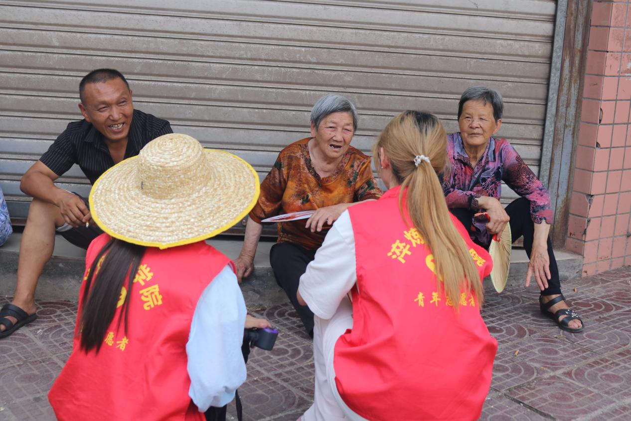 图7:促进团成员采访周边居民