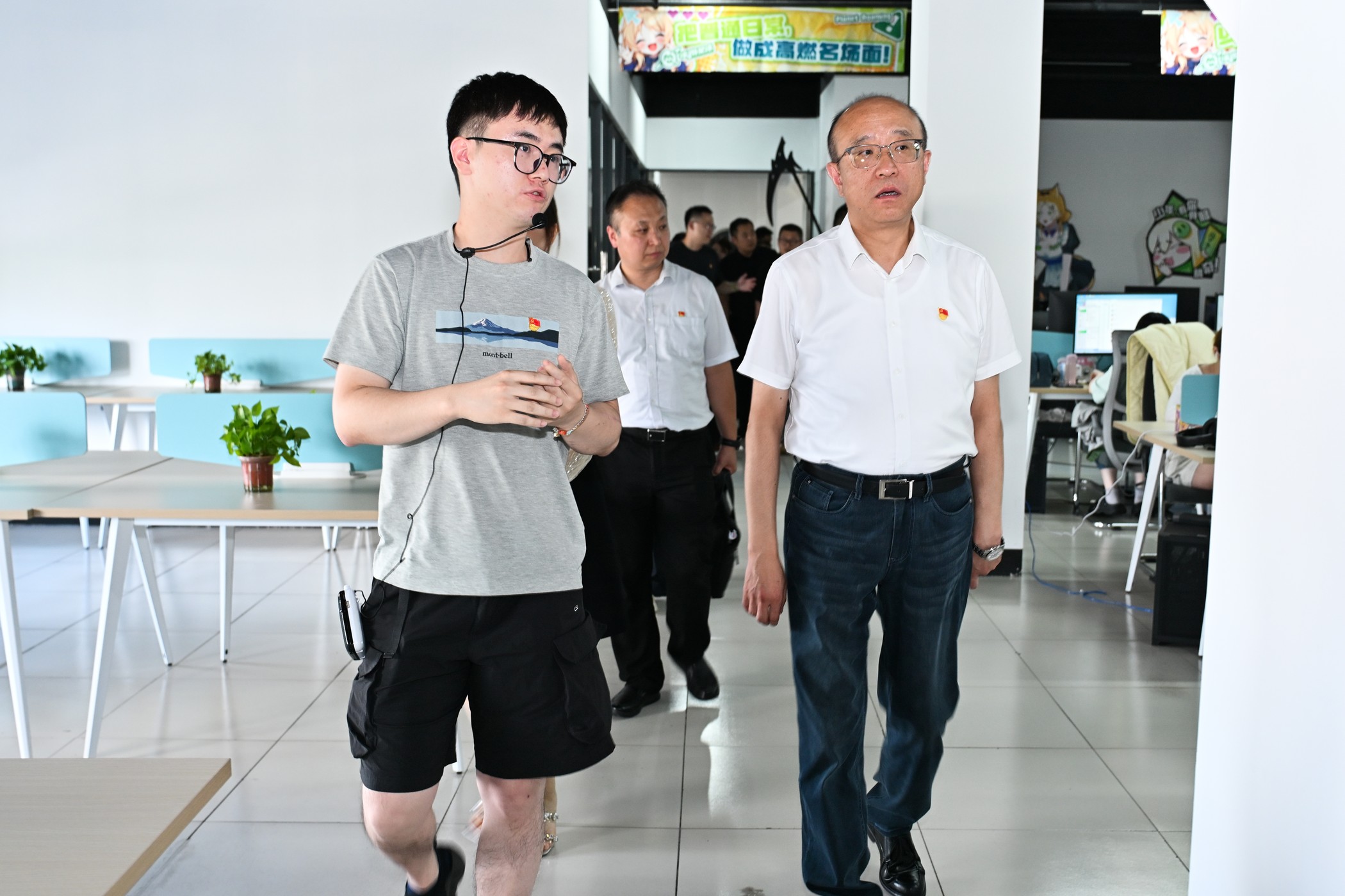 市互联网行业党委书记、市委网信办主任、市委宣传部副部长姜玉涛，市互联网行业党委副书记、市委网信办副主任陆炜一行走访企业，调研优质网络公司发展情况。（企业供图）